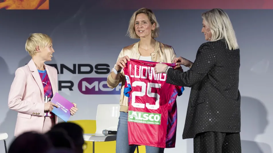 Moderatorin Anett Sattler mit Laura Ludwig und Anja Althaus. - Foto: Kenny Beele