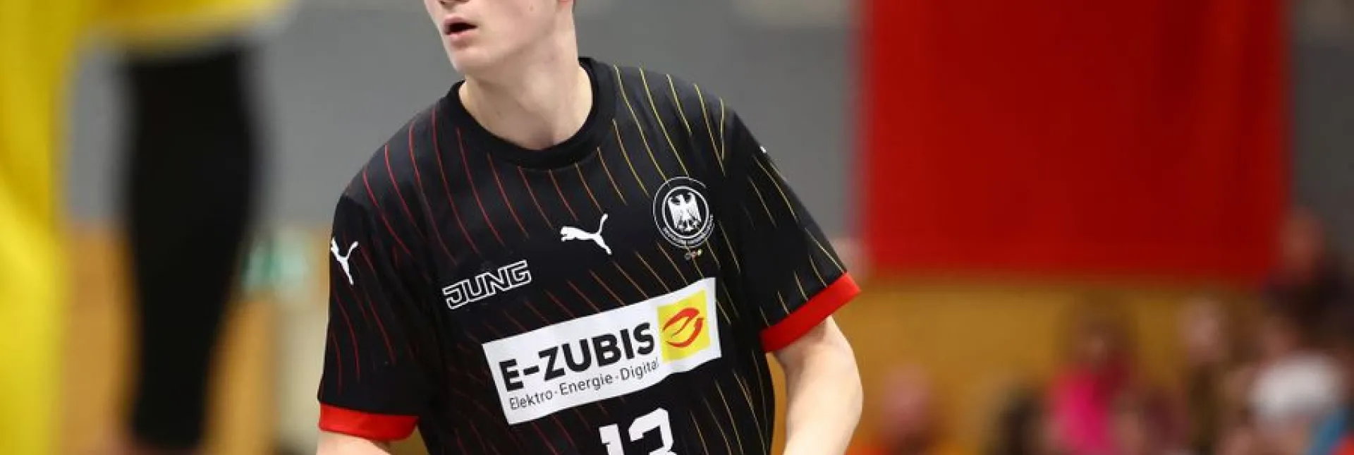 Deutscher U-18 Spieler hat Ball in der Hand