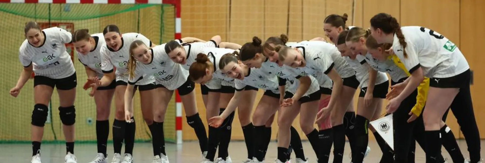 Die weibliche U18 Nationalmannschaft bei der Hymne. 