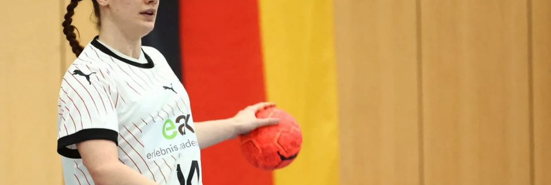 Die Spielerinnen der U18-Nationalmannschaft hat den Ball in der Hand.