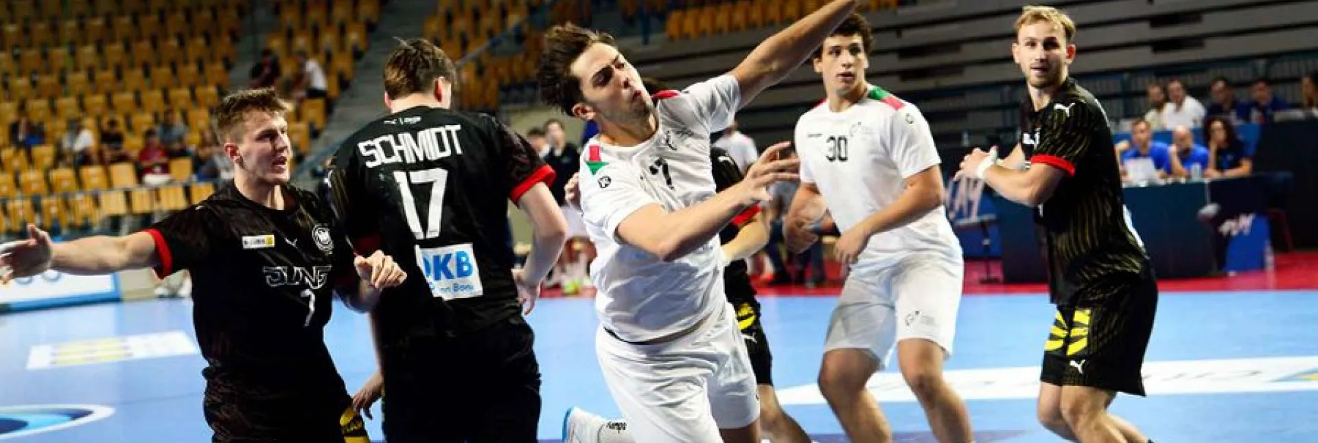 Ungarischer Rückraumspieler wirft von 6m.