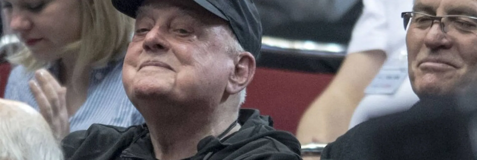 Vlado Stenzel zu Besuch bei einem Handballspiel.