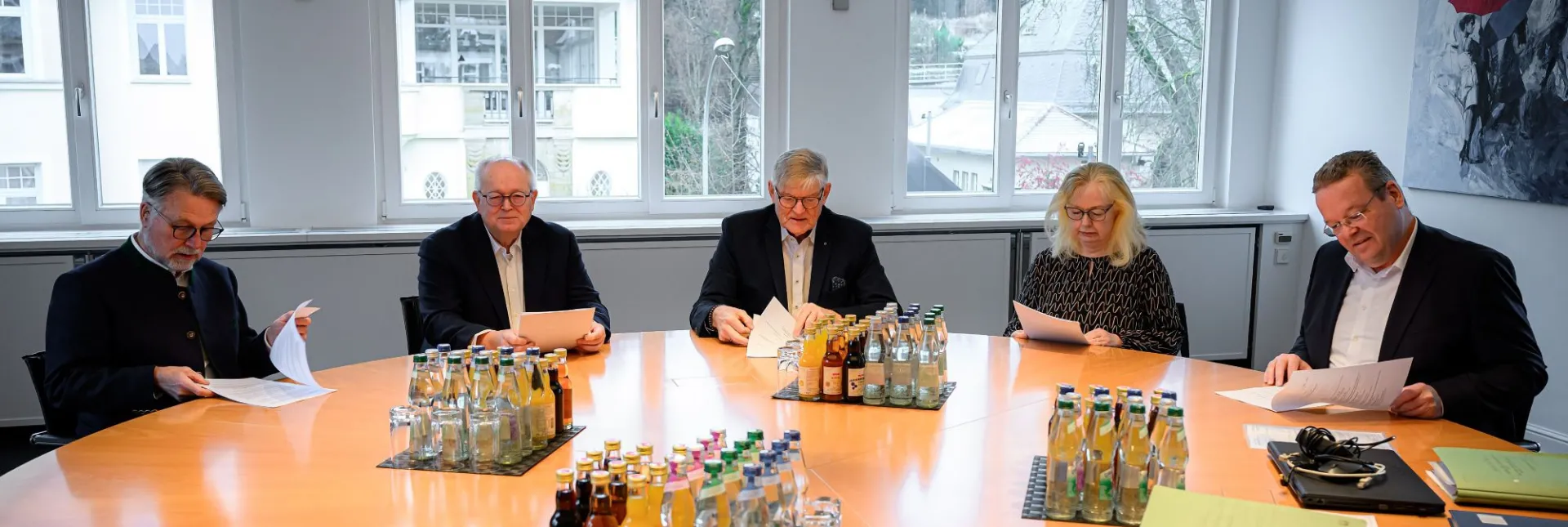 Unterzeichner des Verschmelzungsvertrages: Peter Knapp, Hans Artschwager, Eberhard Gloger, Heidi Schmidt und Alexander Klinkner. - Foto: Marco Wolf