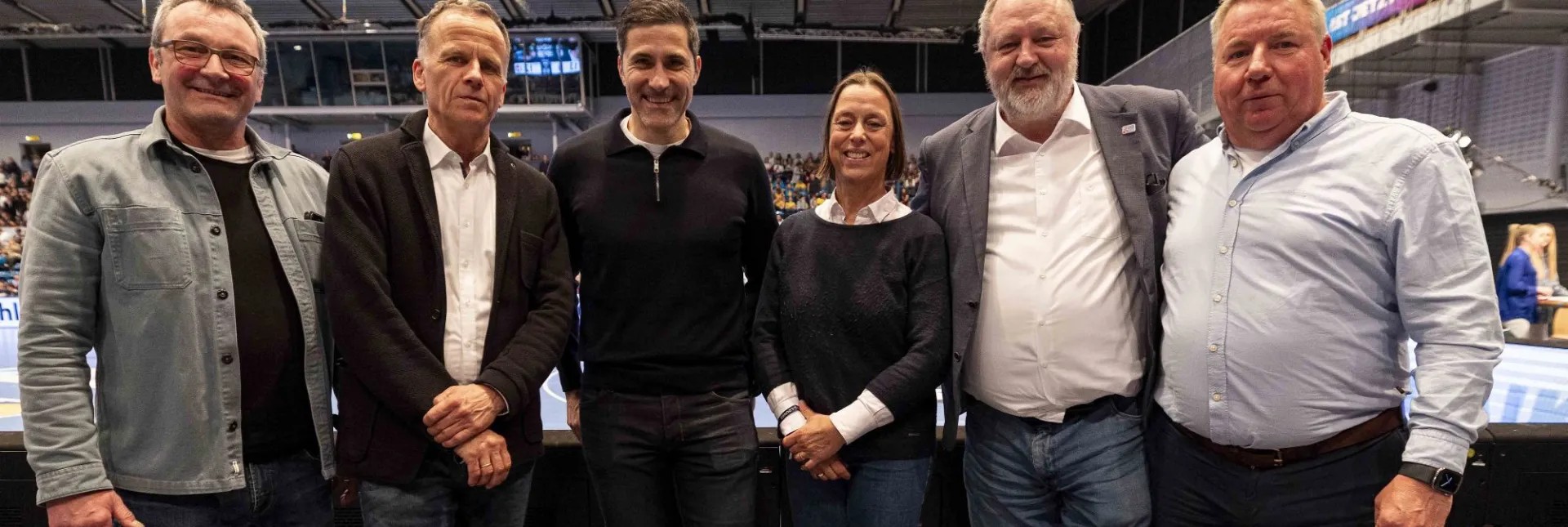 Austausch am Rande des Länderspiels. - Foto: Kenny Beele