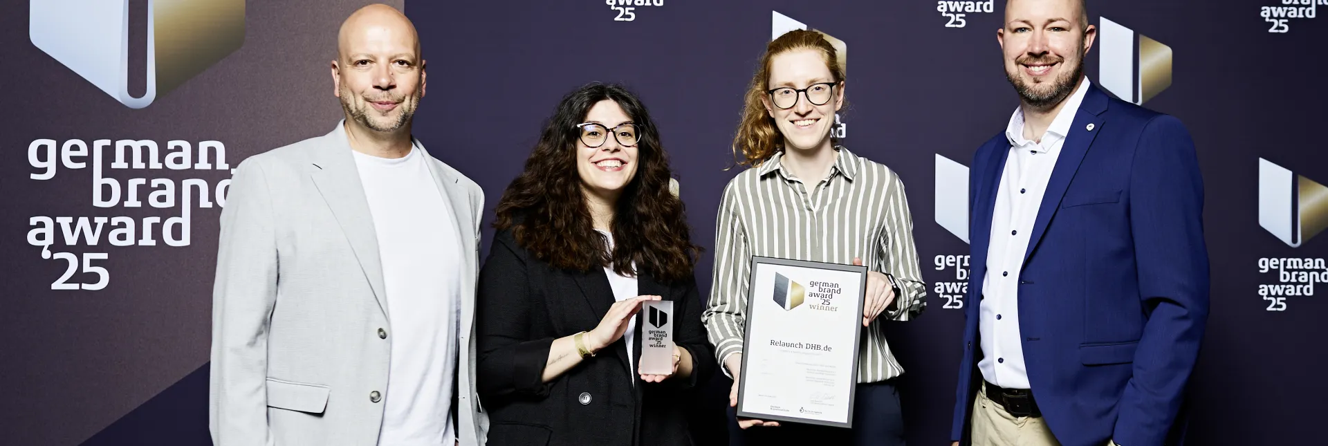 adesso sowie Vanessa Niestroj (Mitarbeiterin Digitales Marketing) und Matthias Lahr (Leiter Digitales Marketing) haben den Preis entgegengenommen. - Foto: German Brand Award