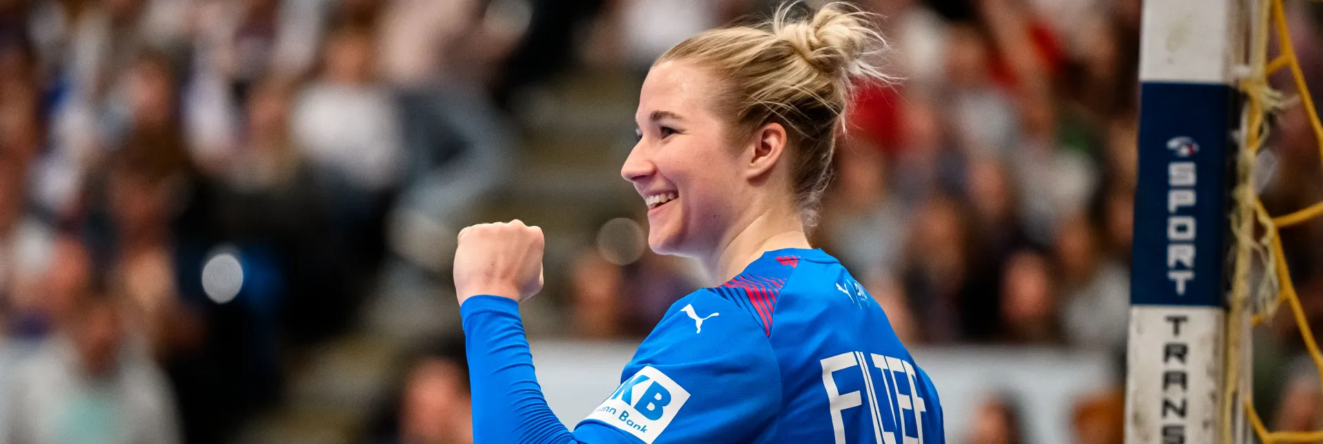 Katharina Filter jubelt nach einer Parade im Handballtor