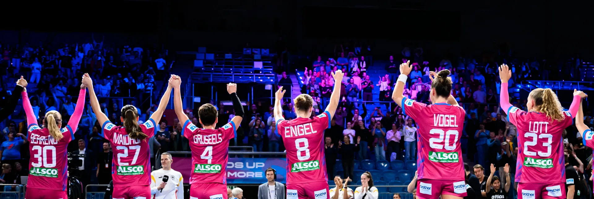 Spielerinnen der Handball-Nationalmannschaft jubeln nach einem Sieg zu ihren Fans.