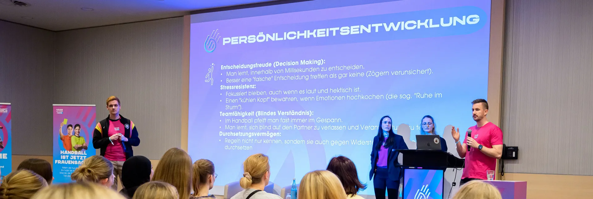 Intensiver Erfahrungsaustauscg bei der Schiedsrichterinnen-Weiterbildung in Dortmund