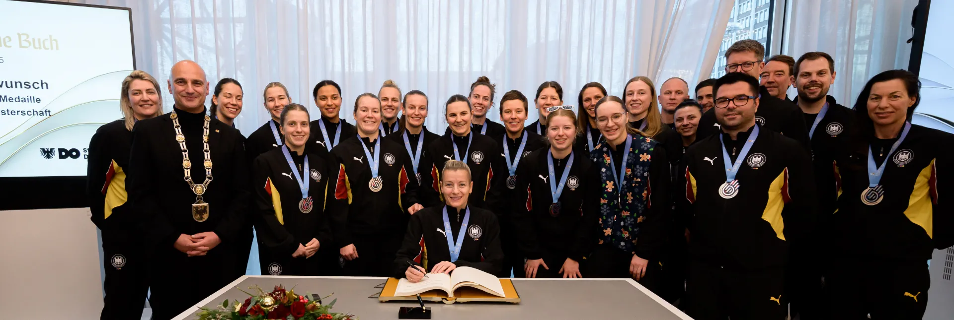 Die deutsche Frauen-Nationalmannschaft trägt sich in das Goldene Buch der Stadt Dortmund ein. - Foto: Marco Wolf