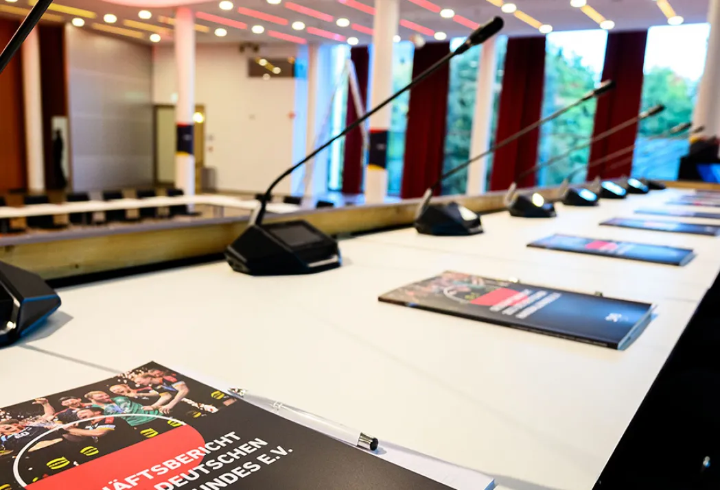 Ein leerer Tagungsraum des DHB Bundesrats.