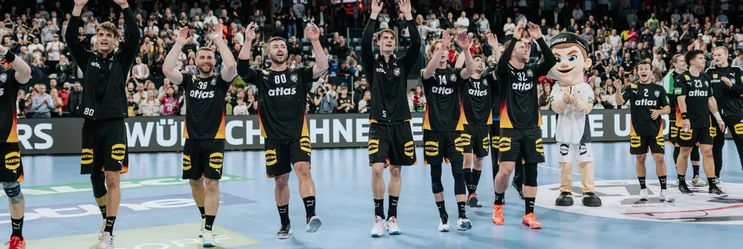 Die Mannschaft jubelt vor den Fans