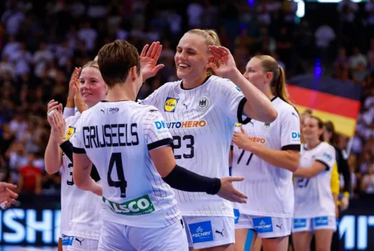 Annika Lott jubelt mit Alina Grijseels.