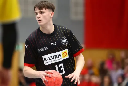 Deutscher U-18 Spieler hat Ball in der Hand