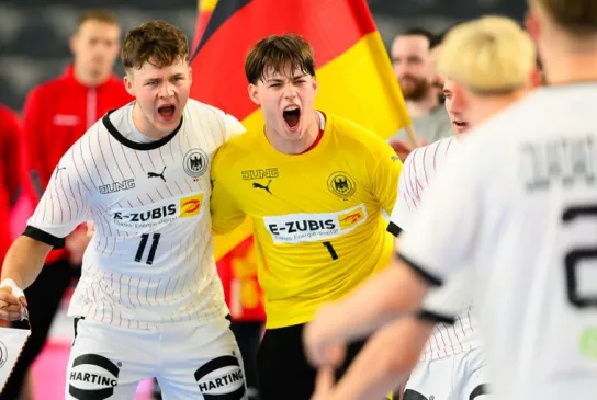 Die U18-Nationalmannschaft bei der Hymne.