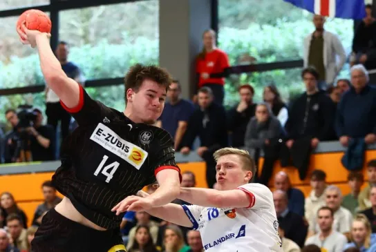 Rückraumspieler des DHB beim Wurf.