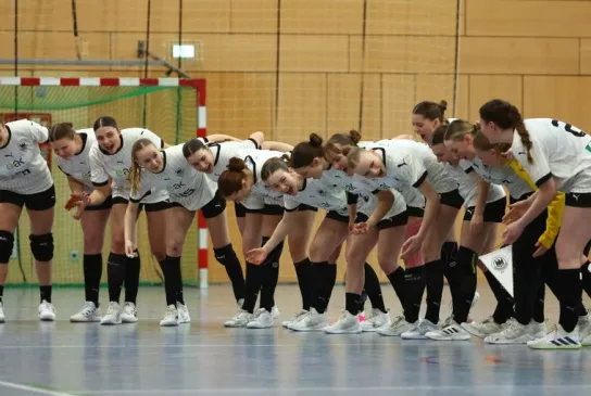 Die weibliche U18 Nationalmannschaft bei der Hymne. 