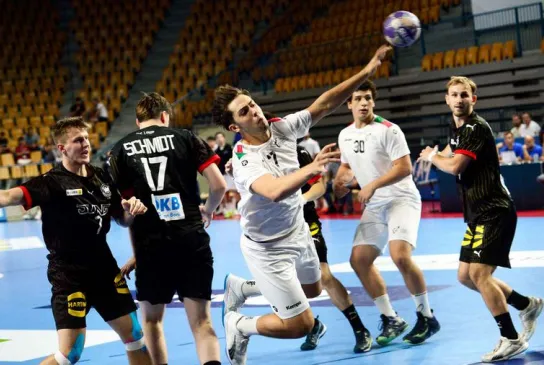 Ungarischer Rückraumspieler wirft von 6m.