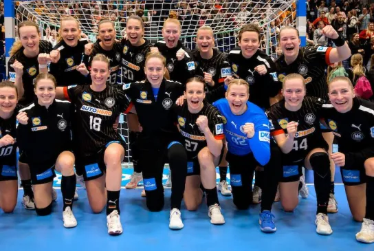 DHB Nationalmannschaft der Frauen bejubeln den Sieg
