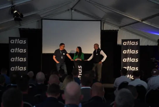 „Adler und ATLAS auf der Brust“