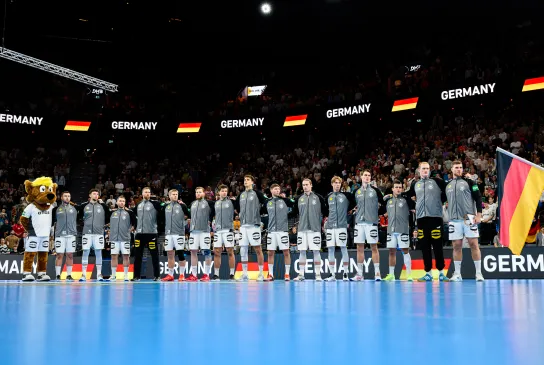 Männliche Handball-Nationalmannschaft bei der Hymne
