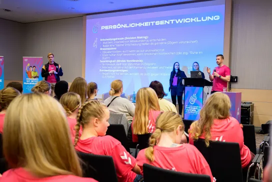 Intensiver Erfahrungsaustauscg bei der Schiedsrichterinnen-Weiterbildung in Dortmund