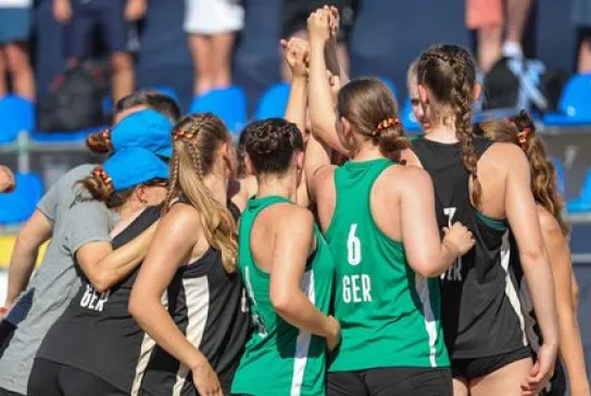 Girls3_111-2-.jpg Girls3_111-2-.jpg